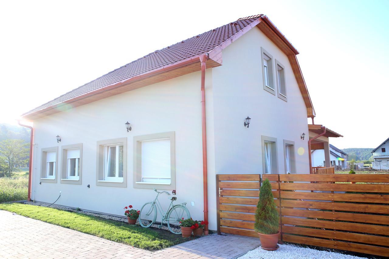 Apartamento A Zoldbiciklis Haz Egerszalók Exterior foto