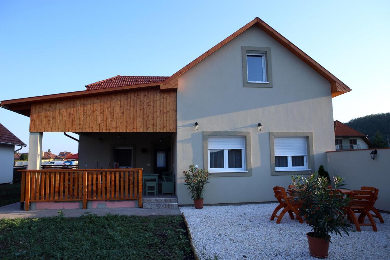 Apartamento A Zoldbiciklis Haz Egerszalók Exterior foto